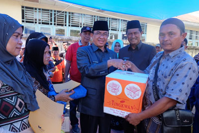 Bupati dan Wabup Inhil Serahkan Bantuan Bagi Korban Kebakaran di Tembilahan Hulu